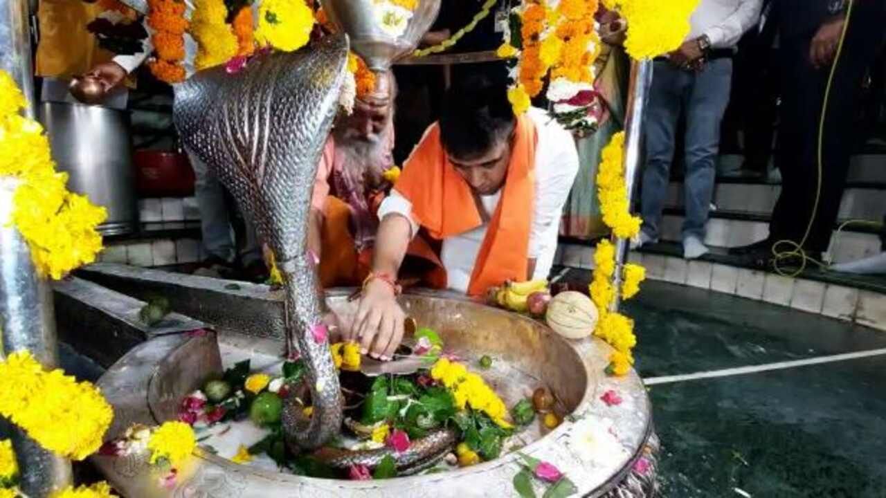 Maha shivratri 2023: સુરતમાં ગૃહરાજ્યમંત્રી હર્ષ સંઘવીએ ઇચ્છાનાથ મહાદેવ ખાતે કરી શિવરાત્રીની પૂજા, નાગરિકોની સુખાકારી માટે કરી પ્રાર્થના