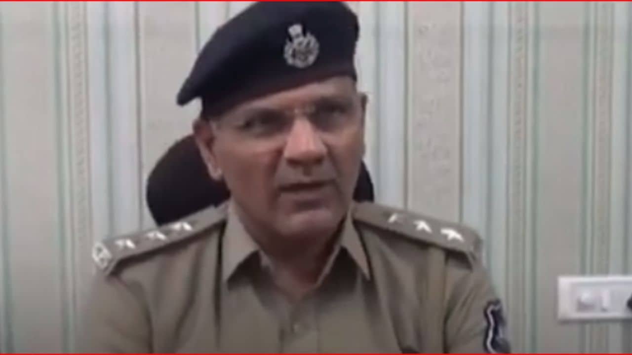 Gujarati Video : સુરતના પાંડેસરામા નાયબ ખેતી નિયામક ટીમના દરોડા, નીમ કોટેડ યુરિયાની 56 થેલી ઝડપાઈ, Videoમાં બહાર આવ્યું કારનામુ