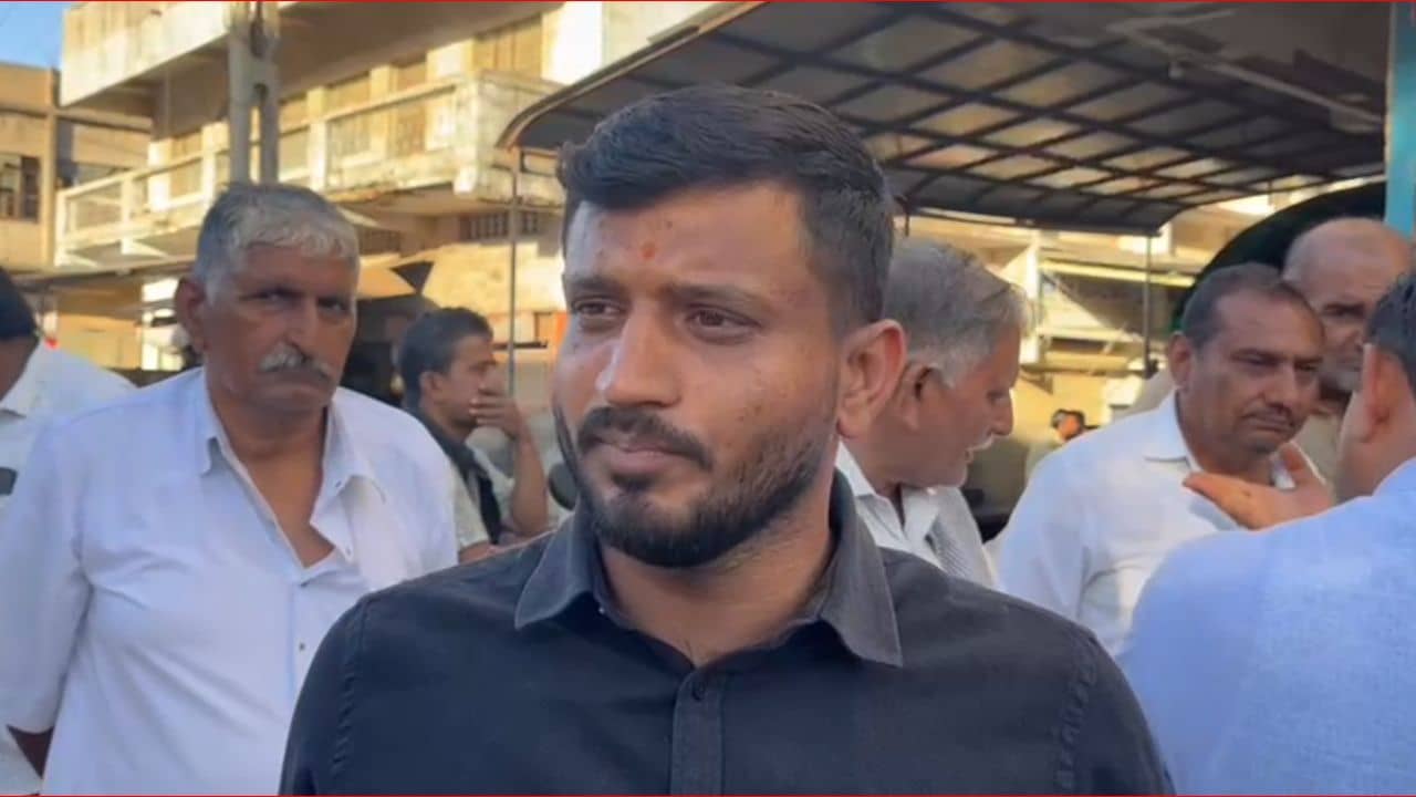 Gujarati Video : કચ્છના કંડલા દિનદયાળ પોર્ટ પર ટ્રાન્સપોર્ટરોની હડતાળની ચિમકીથી પરીવહન સેવા ખોરવાવાની સંભાવના