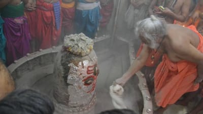 ભગવાન શિવની પૂજામાં ભસ્મનો ઉપયોગ કરવો શુભ માનવામાં આવે છે. ધાર્મિક માન્યતાઓ છે કે શિવજીનું પ્રમુખ વસ્ત્ર ભસ્મ છે. મહાશિવરાત્રિના દિવસે શિવલિંગ પર ભસ્મ પણ ચઢાવવી જોઈએ. 