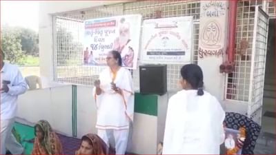 Gujarati Video: લુણાવાડાની પ્રાથમિક શાળામાં દુષ્કર્મી આસારામની કરાઈ પૂજા, શિક્ષકો અને વિદ્યાર્થીઓએ પૂજા કરતા થયો વિવાદ