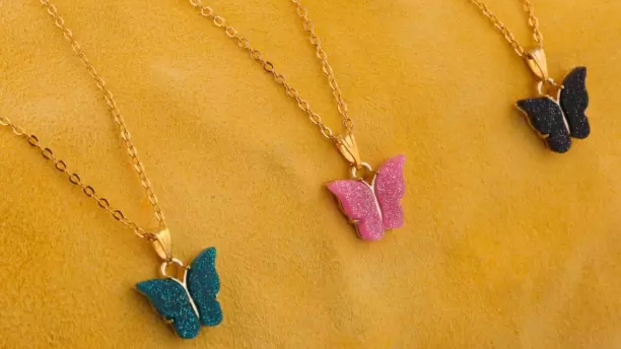 6. પેન્ડન્ટ સેટ : પેન્ડન્ટ સેટ તમારા બંનેનો પ્રેમ અને જોડાણ દર્શાવે છે. આ વેલેન્ટાઇન ડે, આ પેન્ડન્ટ સેટ ગિફ્ટ કરીને તમારા પ્રેમને ખાસ બનાવો. આ ગિફ્ટ તેના માટે પણ ઉપયોગી થશે અને જ્યારે પણ તે તેને પહેરે છે, ત્યારે તે તેને પણ તમારો અનુભવ કરાવશે. તમે આને 100 રૂપિયામાં ઓનલાઈન પણ ખરીદી શકો છો.