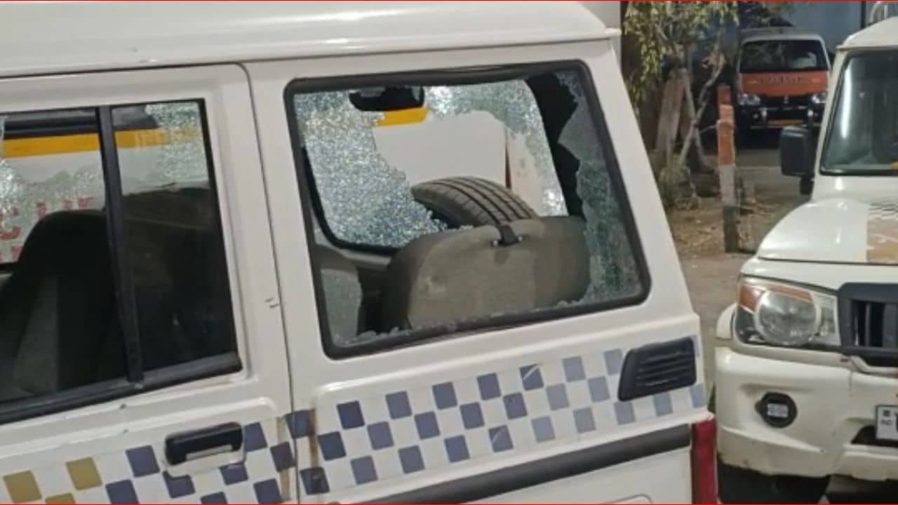 Gujarati Video : સુરેન્દ્રનગરમા ખાણ-ખનીજ વિભાગના અધિકારીઓ પર હુમલો, Video માં બેફામ બનેલા ખનીજ માફિયા કેદ