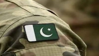 પહેલા બાઇકને ટક્કર મારી, બાદમાં યુવકને લાતો-મુક્કાથી ઢોરમાર માર્યો, કરાચીમાં પાકિસ્તાની આર્મીની બર્બરતા, જુઓ Viral video