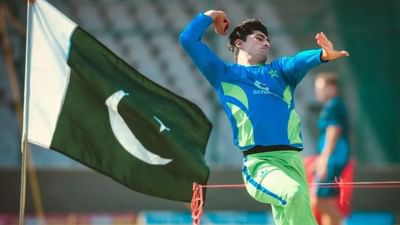 
પાકિસ્તાનના ફાસ્ટ બોલર નસીમ શાહ મેદાન પર ગ્રીન જર્સીમાં દેશ માટે પોતાની ફરજ બજાવે છે. આ સાથે હવે તે પોલીસ યુનિફોર્મમાં પણ દેશની સેવા કરતો જોવા મળશે. નસીમને બલૂચિસ્તાન પોલીસ દ્વારા વિશેષ સન્માન આપવામાં આવ્યું છે.