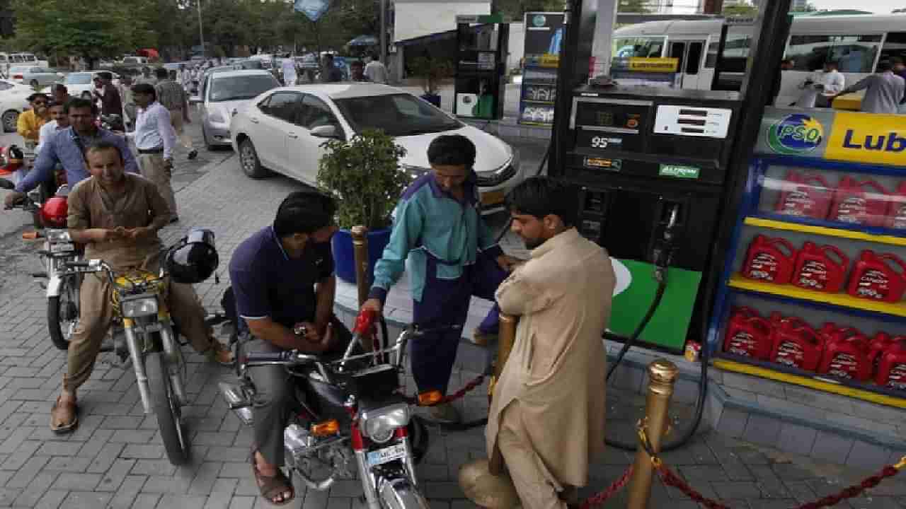 Pakistan Petrol Crisis: પાકિસ્તાનમાં પેટ્રોલ થયુ ખાલી, ઓઈલ કંપનીઓએ શાહબાઝને આપી ચેતવણી