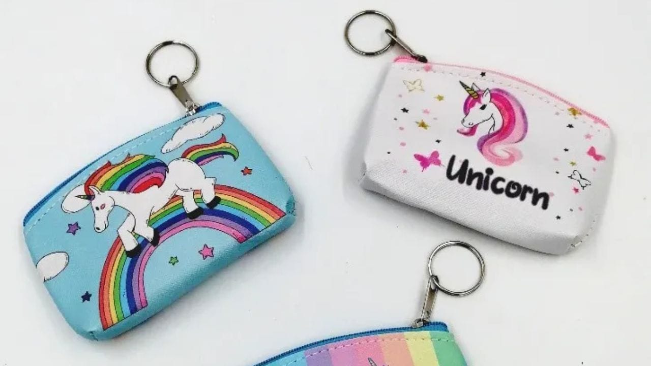 3. પર્સ : તમે સ્થાનિક બજારોમાં અથવા તો કોઈપણ ઓનલાઈન શોપિંગ સાઈટ પર રૂ. 100 જેટલી ઓછી કિંમતમાં નાનુ પર્સ અથવા લેડીઝ વોલેટ મેળવી શકો છો. આવી સસ્તી અને ઉપયોગી પર્સ વેલેન્ટાઈન ડે પર ગર્લફ્રેન્ડને પણ ભેટમાં આપી શકાય છે.