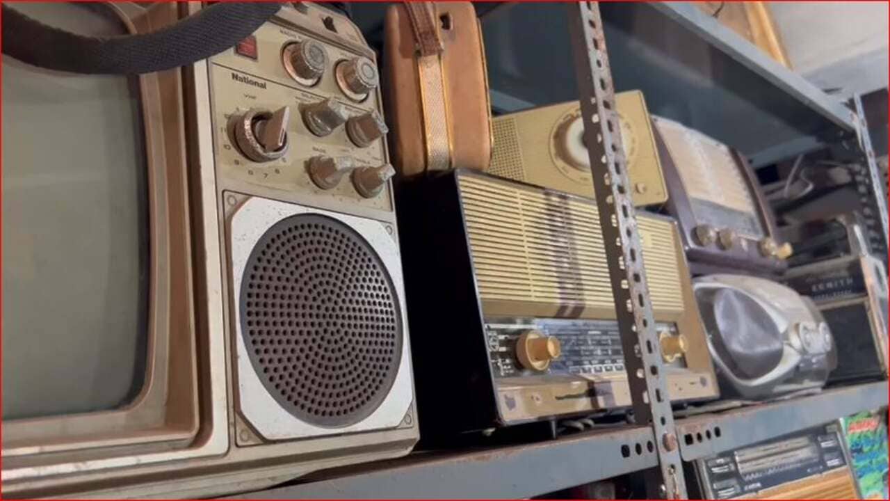 Gujarati Video: સુરતના ધવલ ભંડારી પાસે દેશ-વિદેશના 100થી વધુ રેડિયોનો સંગ્રહ, દાદાના સંગ્રહને વિકસાવી બનાવ્યુ મ્યુઝિયમ