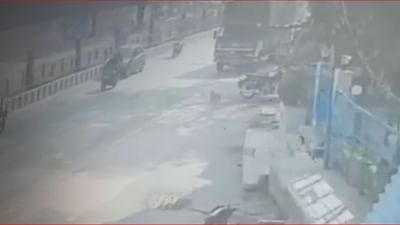 Gujarati Video : સુરતના ઉધનામાં ધોળા દિવસે અંધાધૂંધ ફાયરિંગ, અંગત અદાવતમાં ફાયરિંગ થયાની આશંકા Gujarati Video : સુરતના ઉધનામાં ધોળા દિવસે અંધાધૂંધ ફાયરિંગ, અંગત અદાવતમાં ફાયરિંગ થયાની આશંકા