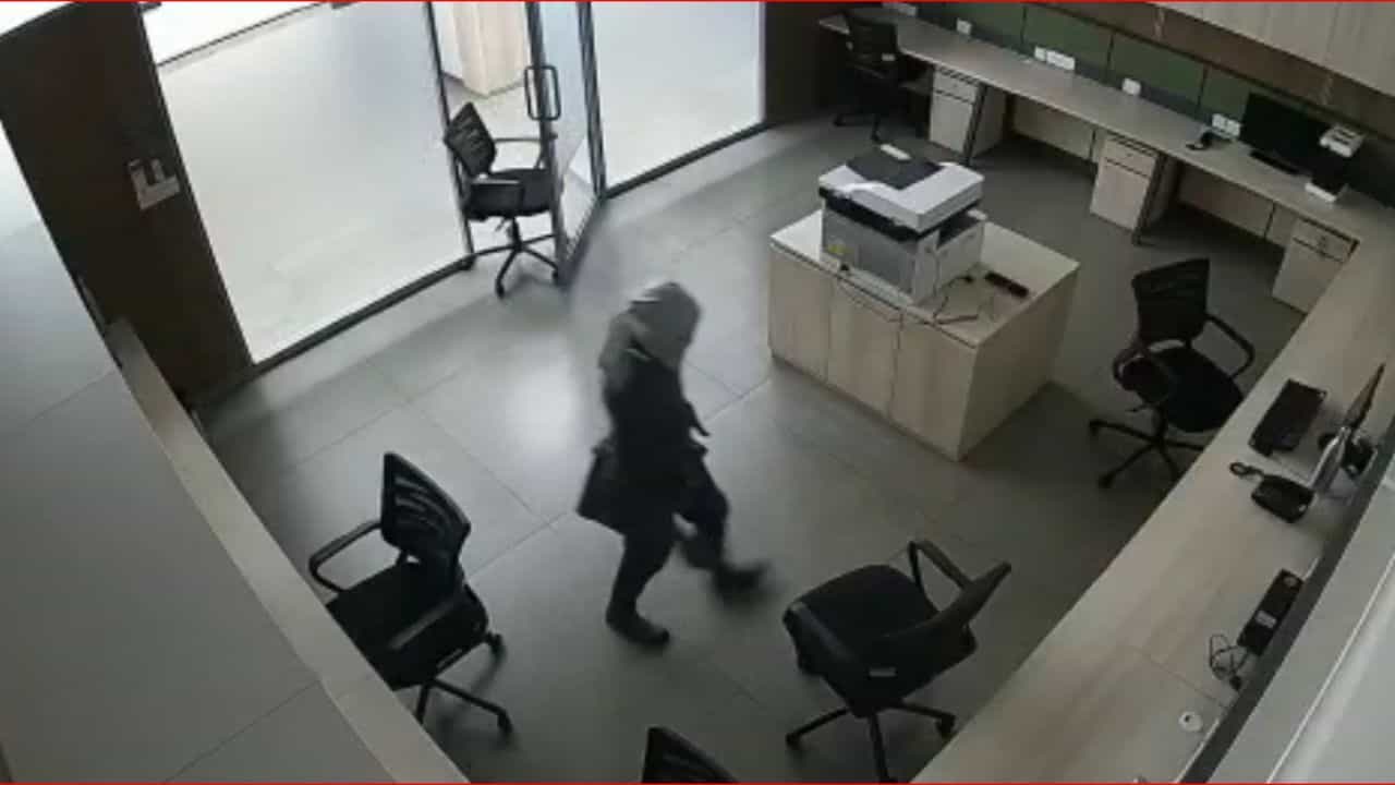 Gujarati Video : વડોદરાના કુરાલી ગામની એક કંપનીમાં ત્રાટક્યા તસ્કરો, 1 લાખ 40 હજારની ચોરી કરી ફરાર, જુઓ Video