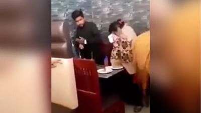 Valentine મનાવવા યુવતી તેના બોય ફ્રેન્ડ સાથે હોટલ પહોચીં, માતાએ બન્નેને દબોચી લીધા, પછી જે થયુ જુઓ Viral Video