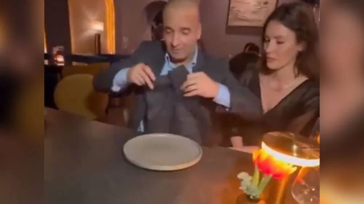 જાદુગરનો જાદુ જોઈને મહિલા દંગ રહી ગઈ, વીડિયો જોયા બાદ તમે પણ ચોંકી જશો, જુઓ Viral Video જાદુગરનો જાદુ જોઈને મહિલા દંગ રહી ગઈ, વીડિયો જોયા બાદ તમે પણ ચોંકી જશો, જુઓ Viral Video