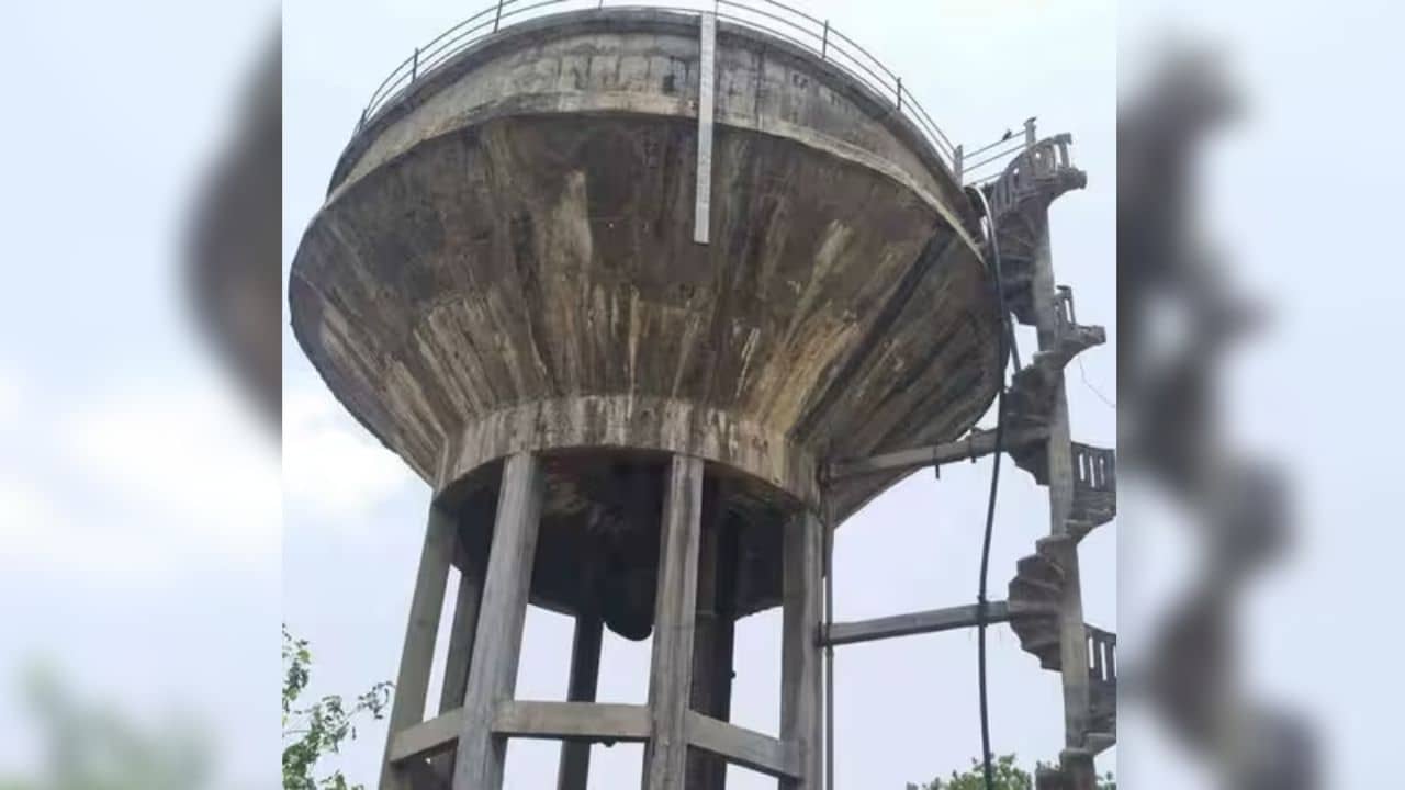 Gujarati Video : કવાંટના કડીપાણી ગામમા સ્થિત પાણી પુરવઠા યોજનાની ટાંકામાં મોટી તિરાડ, હજારો લીટર પાણીના વેડફાટનો Video Viral