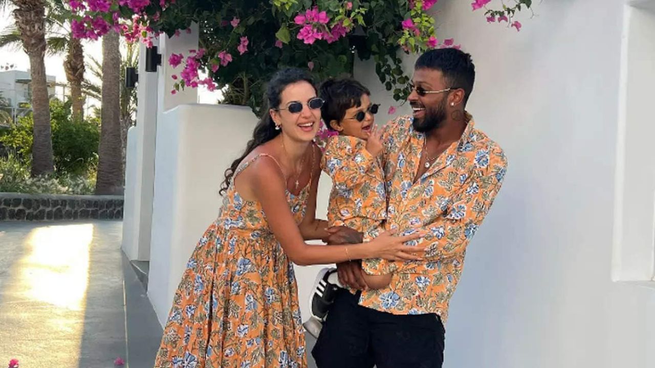 મીડિયા રિપોર્ટ્સ અનુસાર, હાર્દિક અને નતાશાની પહેલી મુલાકાત એક નાઈટ ક્લબમાં થઈ હતી. હાર્દિક પંડ્યા પહેલીવાર પ્રેમમાં પડ્યો અને ત્યાર બાદ બંન્ને વચ્ચે વાતો શરુ થઈ હતી. આ સાથે જ તેમના હૃદય એકબીજા માટે ધડકવા લાગ્યા અને તેમનો પ્રેમ ખીલતો રહ્યો.