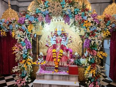 ભક્તિ અને શક્તિની ઉપાસનાનું મહાપર્વ એટલે ચૈત્રી નવરાત્રી. આજથી ચૈત્રી નવરાત્રીની શરુઆત થઇ છે. ત્યારે માતાજીના દર્શન માટે વિવિધ મંદિરોમાં ભક્તો ઉમટી રહ્યા છે.