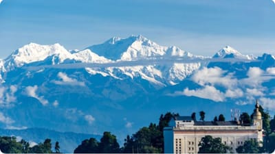 IRCTC North East Tour:  ભારતના નોર્થ-ઈસ્ટ ક્ષેત્રમાં એવા ઘણા સ્થળો છે, જે સુંદરતાના મામલામાં વિદેશી દેશોને પણ પાછળ છોડી દે છે. IRCTC તમને ઉત્તર-પૂર્વના આ સુંદર સ્થળોની મુલાકાત લેવા માટે એક અદ્ભુત પેકેજ લઈને આવ્યું છે.
