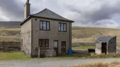 જ્યારે પણ તમે નવું ઘર અથવા મિલકત ખરીદો છો, ત્યારે તમે કઈ બાબતોનું ધ્યાન રાખો છો ? સ્વાભાવિક છે કે તમે પહેલા સારા લોકેશન અને ત્યાંની સુવિધાઓ વિશે વિચારશો. ત્યારબાદ જ તમે એ પ્રોપર્ટીમાં પૈસા રોકો છો. પરંતુ જો નિર્જન જગ્યાએ વીજળી અને પાણીની સુવિધા વિનાનું નાનું ઘર કરોડોમાં વેચવા તૈયાર હોય તો શું થાય. શા માટે તમે આશ્ચર્ય પામ્યા છો ? બ્રિટનમાં આજકાલ એક એવી જ પ્રોપર્ટીની ખૂબ ચર્ચા થઈ રહી છે, જેની કિંમત સાંભળીને તમારા 'હોંશ' ઉડી જશે. Image Source: Fisher Hopper
