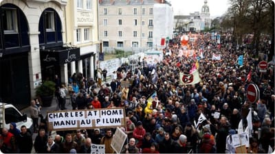 ફ્રાન્સમાં નિવૃત્તિ વય વધારવા માટે સરકારના પેન્શન સુધારણા બિલના વિરોધમાં દેશભરમાં દેખાવો અને હડતાલ ચાલી રહી છે.