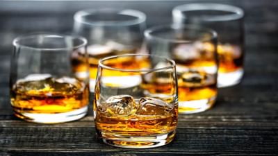 આજે આંતરરાષ્ટ્રીય વ્હિસ્કી દિવસ છે. સ્ટેટ્સ સિમ્બોલ તરીકે મોંઘી વ્હિસ્કી પીવાનું લોકોમાં ચલણ વધ્યું છે. 1100 અને 1300 ની વચ્ચે 12મી સદીમાં આયર્લેન્ડ અને સ્કોટલેન્ડમાં ડિસ્ટિલેશન શરૂ થયું હતું. આ પછી બ્રિટન પાસે વાઇન બનાવવા માટે ઘણી દ્રાક્ષ ન હતી તેથી તેના બદલે જવ બીયરનો ઉપયોગ કરવામાં આવ્યો પરિણામે વ્હિસ્કીનો ઉદભવ થયો હતો. અમેરિકન ક્રાંતિ દરમિયાન વ્હિસ્કીનો ઉપયોગ કરવામાં આવ્યો હતો. sabella Islay Whiskyએ વિશ્વનો સૌથી મોંઘો દારૂ છે.જાણો દુનિયાની ૫ સૌથી મોંઘી શરાબ કઈ છે.