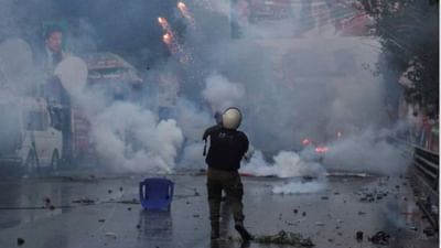 ખાનને પકડવાના કલાકો સુધી પ્રયાસ કરવા છતાં પોલીસ તેની ધરપકડ કરી શકી ન હતી. ખાનના સમર્થકોને વિખેરવા માટે પોલીસે ટીયર ગેસના શેલ છોડ્યા અને વોટર કેનનનો ઉપયોગ કર્યો.