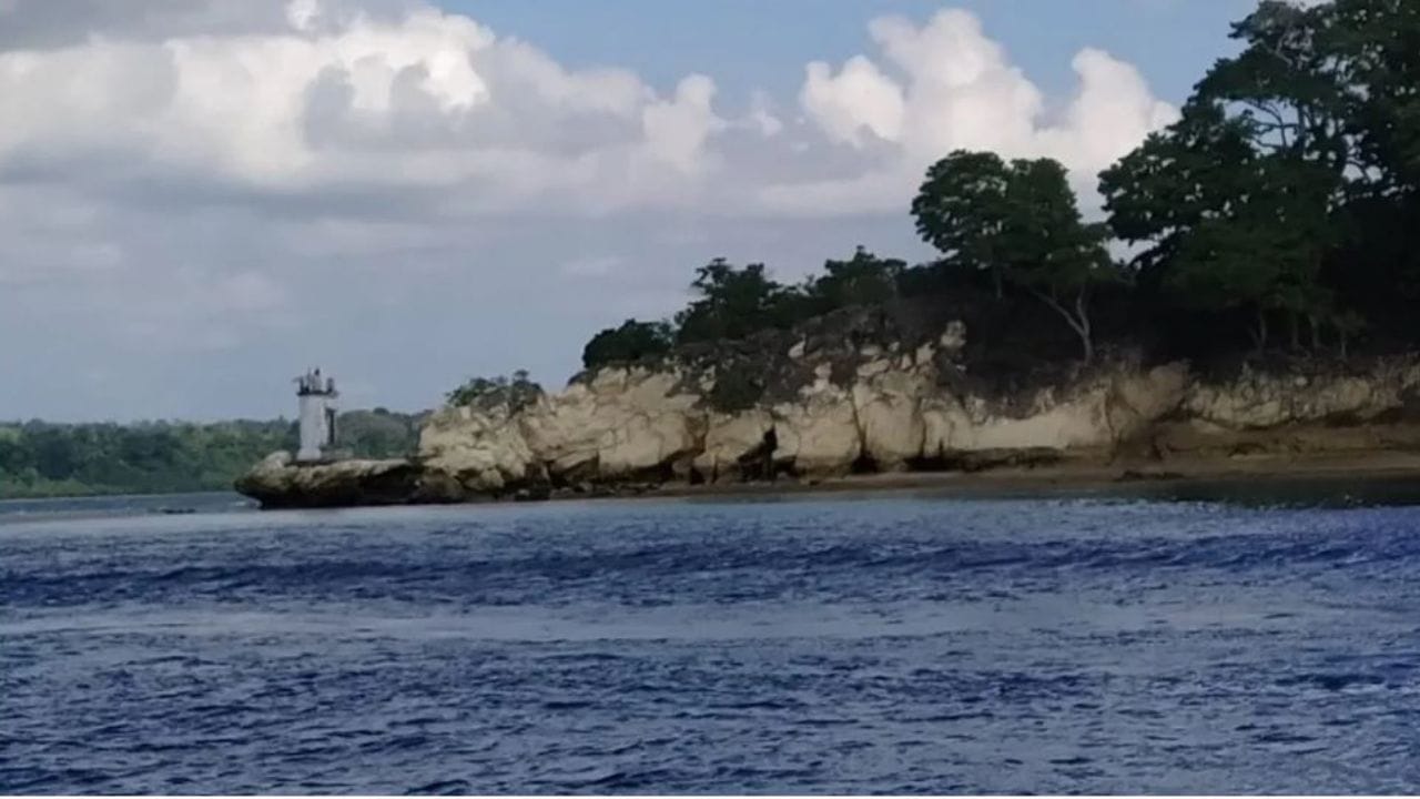 આંદામાન અને નિકોબાર દ્વીપ - આંદામાન અને નિકોબાર ખૂબ જ લોકપ્રિય પર્યટન સ્થળ છે. લીલાછમ જંગલોમાં અને બીચ પર ફરવાની મજા જ અલગ છે. જો તમે એડવેન્ચર એક્ટિવિટીના શોખીન છો તો તમે અહીં સ્કુબા ડાઈવિંગ અને સ્નોર્કલિંગ પણ કરી શકો છો.