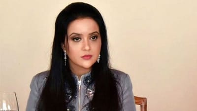 ફિલ્મ ઈન્ડસ્ટ્રીની ઘણી એવી અભિનેત્રીઓ અને સેલિબ્રિટી છે જેમણે પોતાના કો-સ્ટાર્સ સાથે લગ્ન કર્યા અને તેમને પોતાના જીવનસાથી બનાવ્યા. પરંતુ કેટલીક અભિનેત્રીઓ એવી છે જેમણે કોઈ કલાકાર કે દિગ્દર્શકને નહીં પરંતુ એક રાજનેતાને પોતાના જીવન સાથી તરીકે પસંદ કર્યા છે અને ઘણી હેડલાઈન્સ બનાવી છે. આજે અમે તમને સિનેમાની એ જ અભિનેત્રીઓ અને સેલિબ્રિટીઝનો પરિચય કરાવીએ છીએ, જેઓ કોઈ અભિનેતા સાથે નહીં પરંતુ રાજકારણી સાથે ચર્ચામાં છે. આવી હસ્તીઓ પર એક નજર... ( ફોટો ક્રેડિટ- ગુગલ )