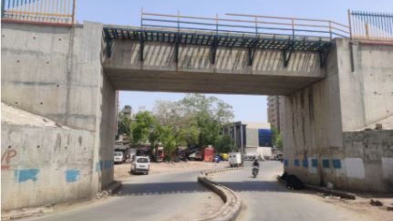 Ahmedabad: નિર્ણયનગર પાસે રેલ્વેની જમીન પરના ગેરકાયદે દબાણો દૂર કરાયા, જુઓ Photos