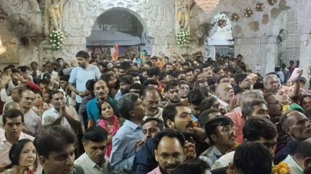 Gujarati video: અંબાજીમાં ભાવિકો રમ્યા ફૂલની હોળી, આસ્થાભેર થઈ રંગોત્સવની ઉજવણી, જુઓ Video