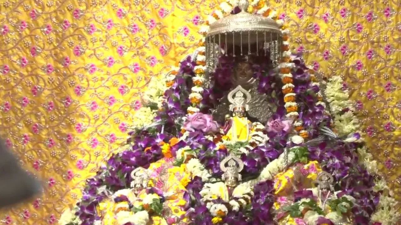 રામ જન્મોત્સવ નિમિત્તે મંદિરને ફૂલોથી શણગારવામાં આવ્યું છે. રંગોળી બનાવવામાં આવી છે. સવારથી જ અહીં ભક્તોનો ધસારો જોવા મળી રહ્યો છે.