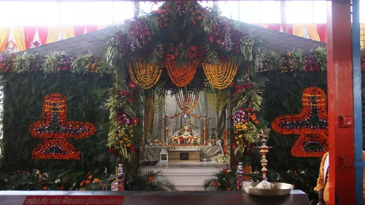 રામ લલ્લાના આ અસ્થાયી મંદિરમાં આ છેલ્લી રામનવમી છે. ભગવાન રામ આવતા વર્ષે બની રહેલા ભવ્ય રામ મંદિરના ગર્ભગૃહમાં બિરાજશે. આવી સ્થિતિમાં, અસ્થાયી મંદિરમાં આ છેલ્લી જન્મજયંતિ છે.