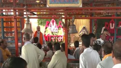 આજે દેશમાં રામનવમીની ધામધૂમથી ઉજવણી કરવામાં આવી રહી છે. ત્યારે રામ લલ્લાના દર્શન કરવા માટે મોટી સંખ્યામાં ભક્તો અયોધ્યા પહોંચી રહ્યા છે.