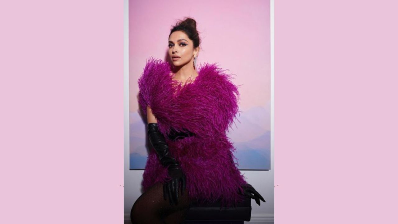 અભિનેત્રીએ આ ડ્રેસ સાથે બ્લેક બેલ્ટ પહેર્યો છે. કાળા મોજાં અને કાળા સ્ટોકિંગ્સ પણ તેની સાથે જોડાયેલા છે. જે આ ડ્રેસની સુંદરતામાં ચાર્મ ઉમેરવાનું કામ કરી રહી છે.
