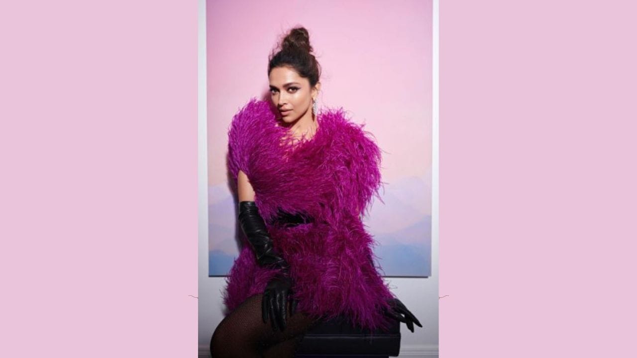 આ તસવીરોમાં દીપિકાએ મેજેન્ટા કલરનો ડ્રેસ પહેર્યો છે. મિની ડ્રેસમાં અભિનેત્રી ખૂબ જ ક્યૂટ લાગી રહી છે. આ ડ્રેસમાં શાહમૃગના પીછાના કેપ છે. ફર ડ્રેસ અભિનેત્રીને ખૂબ જ સૂટ કરે છે.
