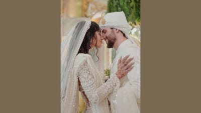 
Alanna Pandey Wedding Pictures : અનન્યા પાંડેની બહેન અલાના પાંડેએ તેના લગ્નની તસવીરો સોશિયલ મીડિયા પર શેર કરી છે. અલાનાએ 16 માર્ચે તેના બોયફ્રેન્ડ આઇવર મેક્રે સાથે લગ્ન કર્યા હતા. હવે આ કપલે પોતાના સુંદર ફોટા શેર કર્યા છે. 
