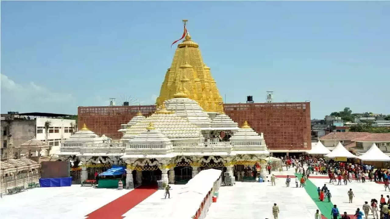 Gujarati Video: અંબાજી મંદિરના પ્રસાદ વિવાદમાં પ્રથમ વાર કલેક્ટર આવ્યા મીડિયા સામે , કહી આ મહત્વની વાત જુઓ Video