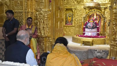 ભારતના કેન્દ્રીય ગૃહ અને સહકારીતા મંત્રી અમિત શાહે ભક્તિ, ભવ્યતા અને દિવ્યતાના પ્રતિક સમા પ્રથમ જ્યોતિર્લિંગ દેવાધિદેવ સોમનાથ મહાદેવને આજે શીશ ઝૂકાવી ધન્યતા અનુભવી હતી. તેમજ લોકસુખાકારી તેમજ જનકલ્યાણ માટે કેન્દ્રિય ગૃહ મંત્રીએ પ્રાર્થના કરી હતી.