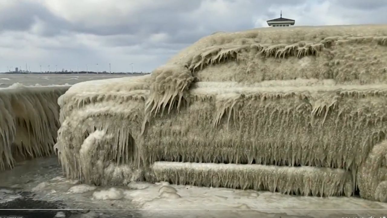 Viral video: બર્ફિલા વાતાવરણમાં થીજી ગઇ કાર, જોઇને લોકોએ કહ્યુ ગજ્જબ છે આ તો.... !