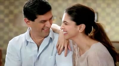 દીપિકા પાદુકોણ બોલિવુડની ટોપ એક્ટ્રેસ છે. તેના હેન્ડસમ પતિ અભિનેતા રણવીર સિંહ અને પિતા સાથે ગઈકાલે જ એક સ્પોટ ઈવેન્ટ શોમાં હાજરી આપવા પહોચી હતી. મોટાભાગના લોકો દીપિકાના પિતા પ્રકાશ પાદુકોણને જાણે છે. તેમની ગણતરી એવા લોકોમાં પણ થાય છે જેમણે પોતાના જીવન અને કારકિર્દીમાં અદ્ભુત સંતુલન દર્શાવ્યું છે. ( ફોટો ક્રેડિટ- ગુગલ )