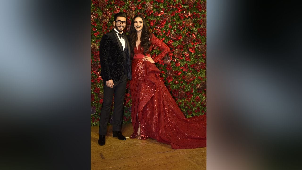  રામલીલા - બોલિવૂડનું પાવરફુલ કપલ રણવીર સિંહ અને દીપિકા પાદુકોણ ફિલ્મ રામલીલા દરમિયાન એકબીજાના પ્રેમમાં પડ્યા હતા.