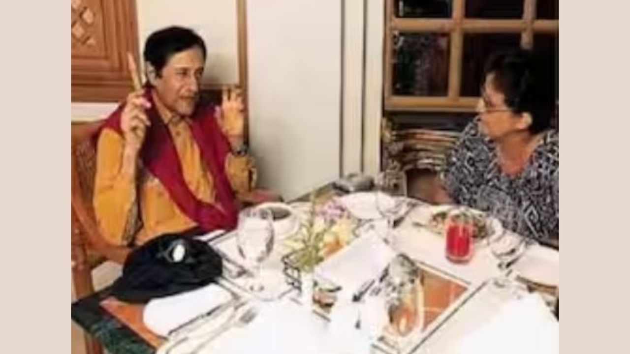 જો અહેવાલો પર વિશ્વાસ કરવામાં આવે તો દેવ આનંદના બંગલાના આંતરિક ભાગને માટીના રંગમાં રંગવામાં આવ્યો હતો. દિવાલો તેમની ફિલ્મોના પોસ્ટરોથી શણગારવામાં આવી હતી. એવા પણ અહેવાલ છે કે મોંઘા સોફા, કેટલીક દુર્લભ પ્રાચીન વસ્તુઓથી ભરેલું હતું અને ઘરના જુદા જુદા ભાગોમાં સુંદર ચિત્રો હતા. અભિનેતાએ ભાગ્યે જ તેના ઘરની કોઈ તસવીરો અખબારોમાં આવવા દીધી.