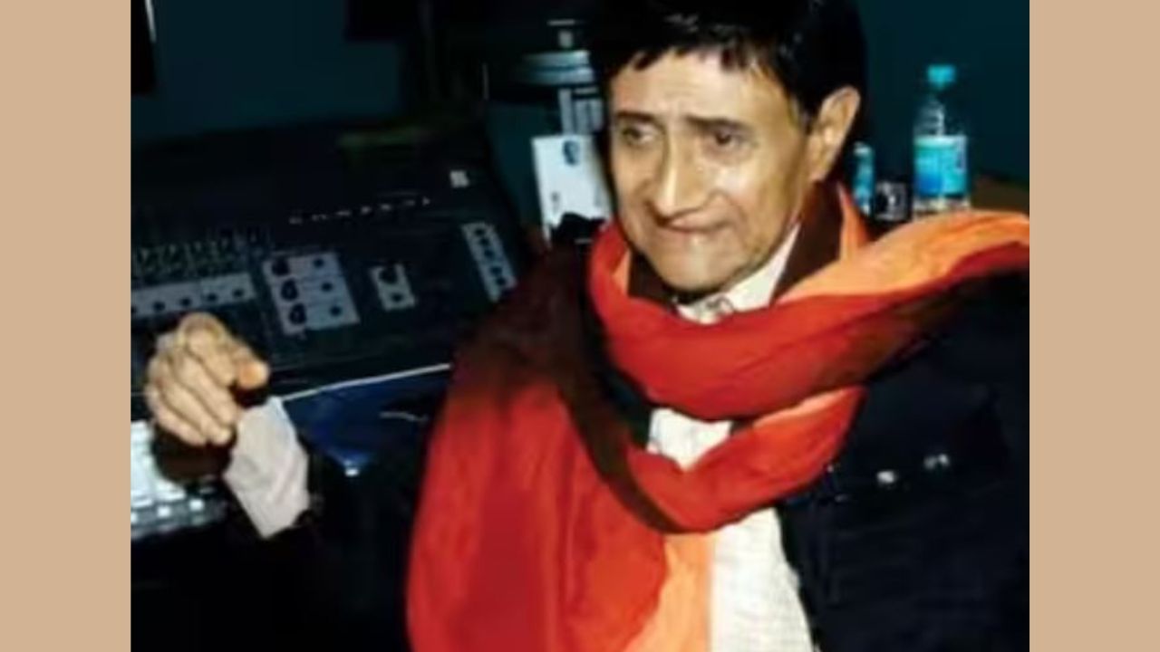 શરૂઆતમાં અભિનેતાના ઘરની આજુબાજુની દિવાલો જમીનથી થોડાક ઈંચ ઉંચી હતી પરંતુ પછીના દાયકાઓમાં દેવ આનંદે તેના બંગલાની આસપાસ બનેલી નવી ઈમારતોમાં રહેતા લોકો તેના રૂમમાં પ્રવેશી ન શકે તે માટે દિવાલો ઉભી કરી હતી.
