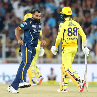 IPL 2023 ની શરુઆત 31 માર્ચથી શરુ થઈ છે. ઓપનિંગ મેચમાં ચેન્નાઈ સુપર કિંગ્સ અને ગુજરાત ટાઈટન્સ ટીમ આમને સામને ટકરાઈ હતી. અમદાવાદના નરેન્દ્ર મોદી સ્ટેડિયમમાં સિઝનની ઓપનિંગ મેચ રમાઈ રહી છે.  ગુજરાત ટાઈટન્સ ના સુકાની હાર્દિક પંડ્યાએ ટોસ જીતીને ધોનીની ટીમ ચેન્નાઈને પ્રથમ બેટિંગ કરવા માટે નિમંત્રણ આપ્યુ હતુ. સિઝનની પ્રથમ વિકેટ ઝડપવા સાથે મોહમ્મદ શમીએ ખાસ મુકામ હાંસલ કર્યુ હતુ. 