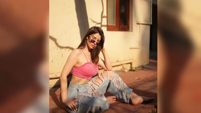  જ્યોર્જિયા રિયલ લાઈફમાં ખૂબ જ બોલ્ડ છે અને તે તેના ફોટા અને વીડિયોમાં સ્પષ્ટ દેખાય છે. જ્યોર્જિયા પોતાના ઈન્સ્ટાગ્રામ પર નવા ફોટા શેર કરે છે, જેમાં તેના કેઝ્યુઅલ લુકથી લોકોના દિલની ધડકન વધી ગઈ છે.   અરબાઝ ખાનની ગર્લફ્રેન્ડ જ્યોર્જિયા એન્ડ્રિયાનીના આ લેટેસ્ટ હોટ ફોટો જુઓ