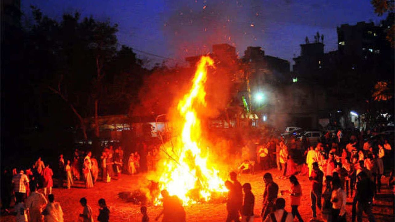 શાસ્ત્રો અનુસાર, હોળી દહન સમયે કાળા કે સફેદ કપડા ન પહેરવા જોઈએ. કહેવામાં આવે છે કે કાળો રંગ નકારાત્મકતાનું પ્રતીક છે જ્યારે સફેદ રંગ પર નકારાત્મકતાનો પ્રભાવ ઝડપથી થાય છે.