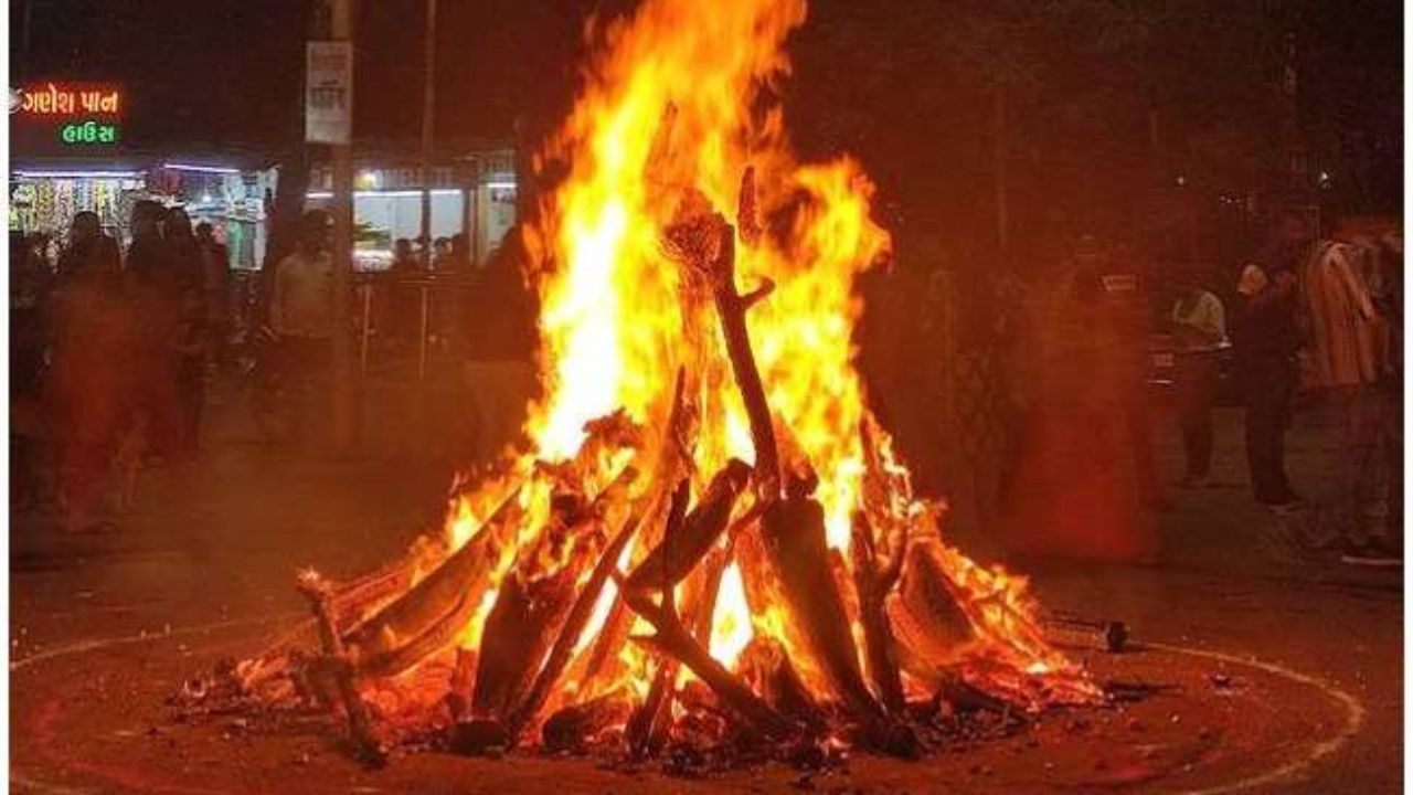 એવી પણ માન્યતાઓ છે કે નવપરણીત મહિલાઓએ હોળી દહન ન જોવું જોઈએ. તેમના પર નકારાત્મક શક્તિનો પ્રભાવ વધારે પડે છે. (નોંધ : આ લેખ માત્ર જાણકારી માટે છે અને તેને વિવિધ લેખનાં આધારે તૈયાર કરવામાં આવ્યો છે. આ તમામ સાથે Tv9 ગુજરાતી પણ સંમત જ છે તેમ માનવું નહી)