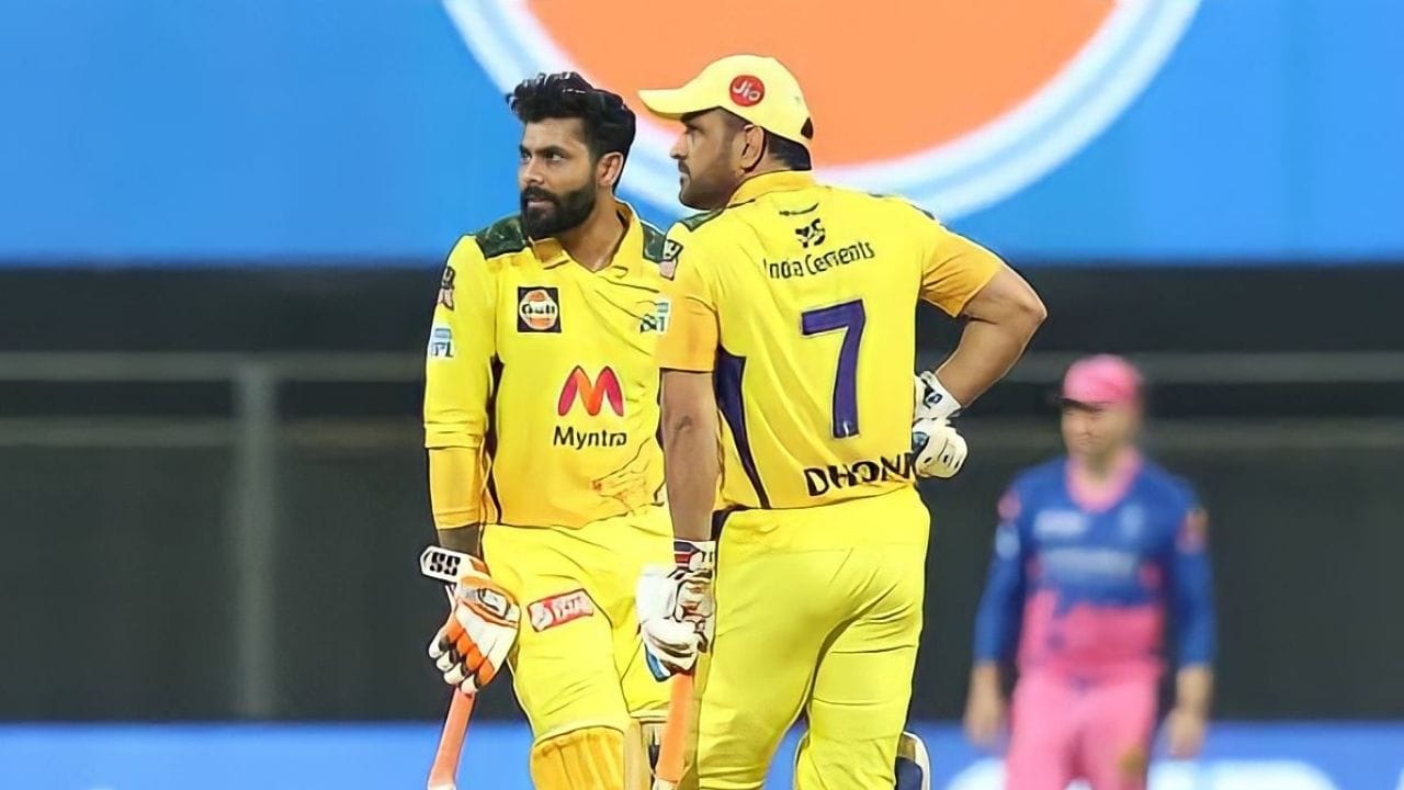 રવિન્દ્ર જાડેજા પર આઈપીએલમાં પોતાની જ ટીમ સાથે ધોકેબાજી કરવાના આરોપનો શિકાર થયો હતો. જેની તેને સજા પણ મળી હતી અને તેના માટે એ એક દાગ સમાન ઘટના બની ગઈ હતી. તેની આ ભૂલ બદલ જાડેજાએ એક આખી સિઝન ટૂર્નામેન્ટથી દૂર રહેવુ પડ્યુ હતુ. 