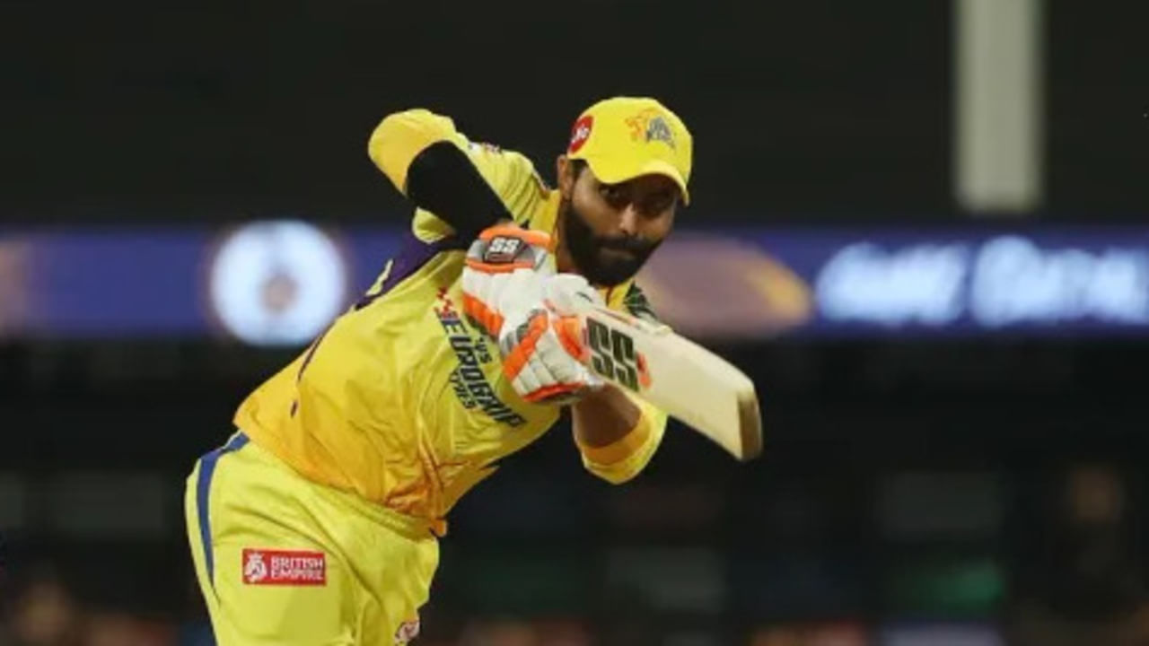 રવિન્દ્ર જાડેજાએ આઈપીએલમાં ડેબ્યૂ રાજસ્થાન રોયલ્સ ટીમ વતી કર્યુ હતુ. ત્યારબાદ જાડેજાએ શરુઆતની બંને સિઝનમાં પ્રભાવિત કરનારુ પ્રદર્શન કર્યુ હતુ. 2008ના ઓક્શનમાં પોતાની સાથે જોડનાર રાજસ્થાન 2010માં રિટેન કરવા ઈચ્છી રહી હતી. 