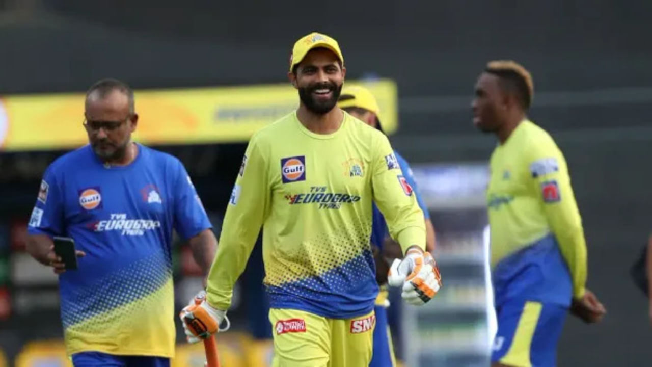 રવિન્દ્ર જાડેજાને આઈપીએલમાં સજા એક સિઝનના પ્રતિબંધના રુપમાં મળી હતી. આમ 2010ની સિઝનમાં જાડેજાએ બહાર રહેવુ પડ્યુ હતુ. આગળની સિઝનમાં એટલે કે 2011માં તે કોચ્ચિ ટસ્કર્સમાં જોડાયો હતોય આ ટીમ ખુદ જ આઈપીએલથી હટી જવાને લઈ 2012માં જાડેજા ચેન્નાઈ સુપર કિંગ્સનો હિસ્સો બન્યો હતો. ત્યારથી જાડેજા હજુ સુધી ચેન્નાઈનો હિસ્સો છે. 