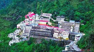 ભારતમાં પર્યટનને વધારવા માટે આઈઆરસીટીસી અવનવા ટુર પેકેજ લઈને આવે છે. દેશ વિદેશમાં ફરવાની સાથે ભારતીય રેલ્વે લોકોને ધાર્મિક સ્થળોની યાત્રા કરવાની પણ તક આપી રહ્યું છે. જેમાં હવે આઈઆરસીટીસી નવરાત્રિ પર યાત્રિકો માટે એક વિશેષ પેકેજ લઈને આવ્યું છે. જેમાં આ નવા ટુર પેકેજમાં તમે દેશના 5 મુખ્ય દેવી મંદિરોના દર્શન કરી શકો છો તો ચાલો જાણીએ આ પેકજ સાથે જોડાયેલી તમામ જાણકારીઓ