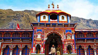 ચાર ધામ યાત્રા માટે રજીસ્ટ્રેશન શરૂ થઈ ગયું છે. IRCTCએ મુસાફરો માટે તેના નવા ચાર ધામ દર્શન ટૂર પેકેજની પણ જાહેરાત કરી છે. પ્રવાસીઓ આ ટૂર પેકેજ દ્વારા ચાર ધામની મુલાકાત લઈ શકે છે.